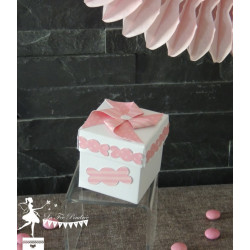 Boite cubique blanche décors bonbons et moulin roses