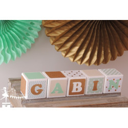 1 Cube prénom décoré vert pastel, ivoire et doré