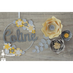 Cercle décoré prénom thème fleur jaune, gris et argent