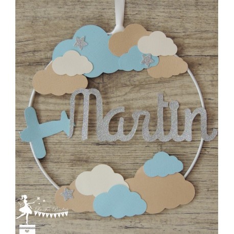 Cercle 20cm décoré prénom thème nuage avion, bleu pastel, daim et ivoire